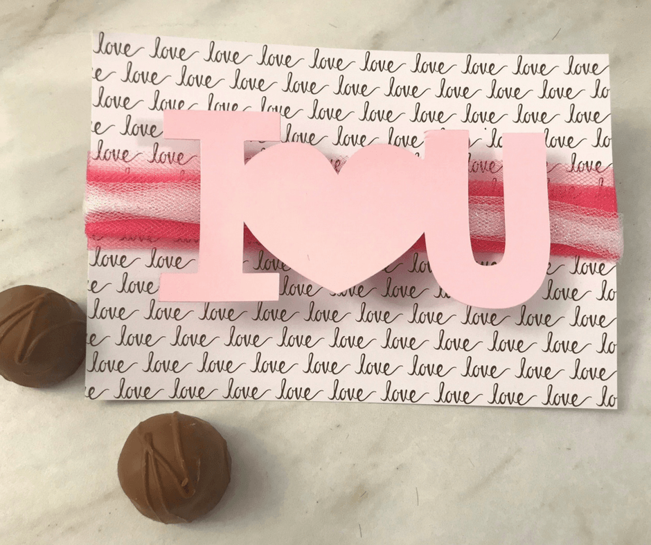 This free Cricut project I Love You card is perfect for beginners. Create a beautiful card within minutes. Click to grab your free tutorial. #Cricut #Cricutmade #DIY #love