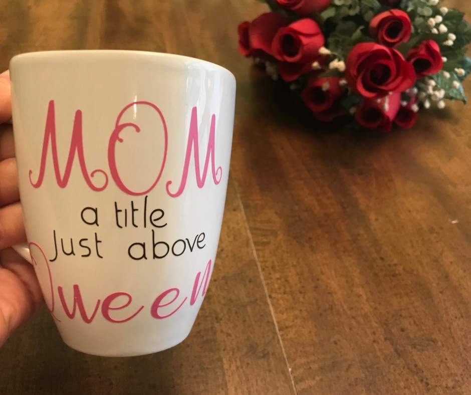 Are you looking for a free and easy vinyl Cricut project for mom? You're going to love this Cricut tutorial, especially if you love tutorials for beginners. Continue reading for your free project. #Cricut #Cricutmade #CricutDIY #mothersday #mom