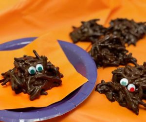 A fun, kid friendly Halloween recipe that you don't want to miss! These Halloween chocolate spiders require only 2 ingredients and are made in minutes. No oven cooking required. Click for your recipe! #Halloween #kidfriendlyrecipes #cooking #dessert | Halloween desserts, Halloween sweets, desserts, chocolate