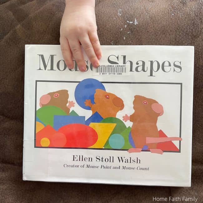 Mouse shapes preschool book.