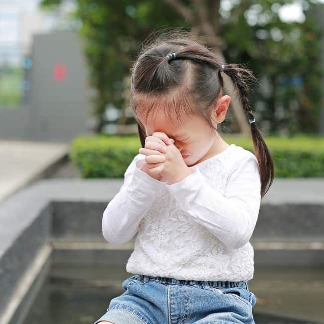 Prayer ice breaker games; little girl praying.