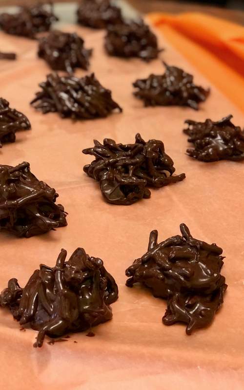 A fun, kid friendly Halloween recipe that you don't want to miss! These Halloween chocolate spiders require only 2 ingredients and are made in minutes. No oven cooking required. Click for your recipe! #Halloween #kidfriendlyrecipes #cooking #dessert | Halloween desserts, Halloween sweets, desserts, chocolate