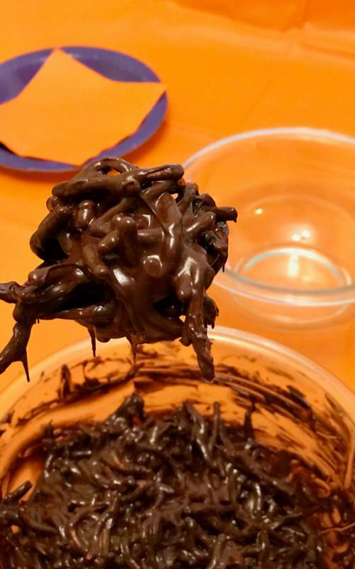 A fun, kid friendly Halloween recipe that you don't want to miss! These Halloween chocolate spiders require only 2 ingredients and are made in minutes. No oven cooking required. Click for your recipe! #Halloween #kidfriendlyrecipes #cooking #dessert | Halloween desserts, Halloween sweets, desserts, chocolate